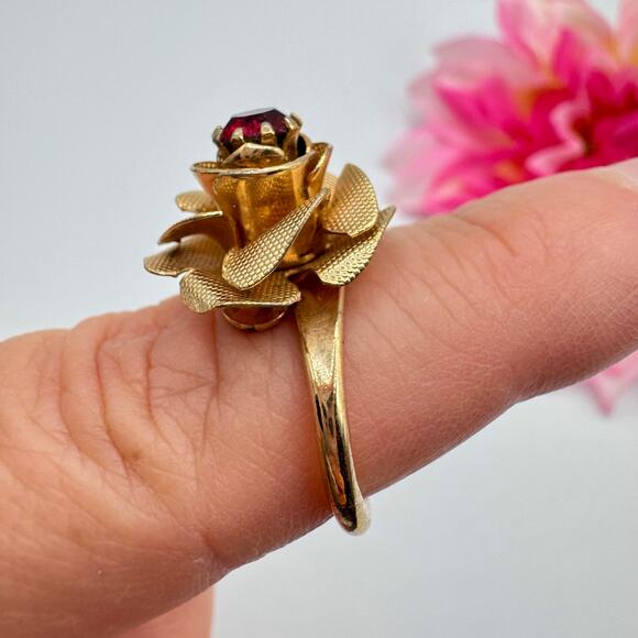 Vintage Sarah Coventry Red Rhinestone Rose Ring Gold Tone Floral Size 7 1/4 - Picture 4 of 11